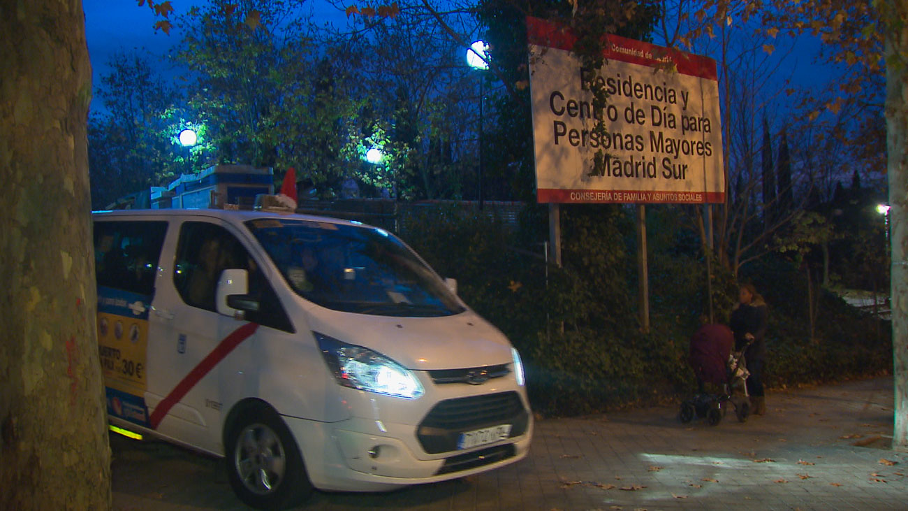 Un tour en taxi para que nuestros mayores puedan disfrutar de la Navidad madrileña