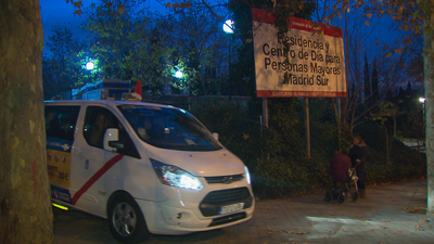 Un tour en taxi para que nuestros mayores puedan disfrutar de la Navidad madrileña