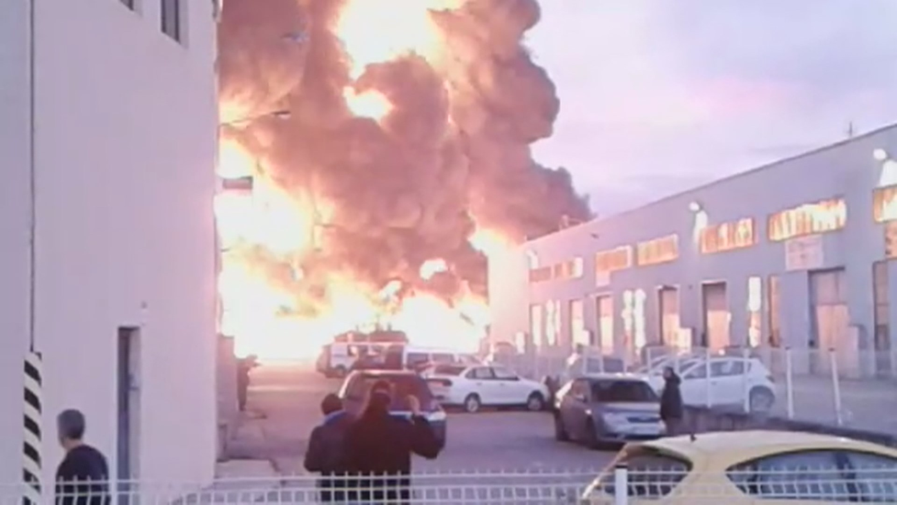 La Generalitat desactiva la alerta por riesgo químico por el incendio en Montornès (Barcelona)