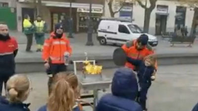 Los Bomberos de Alcorcón imparten 'clases' en plena calle