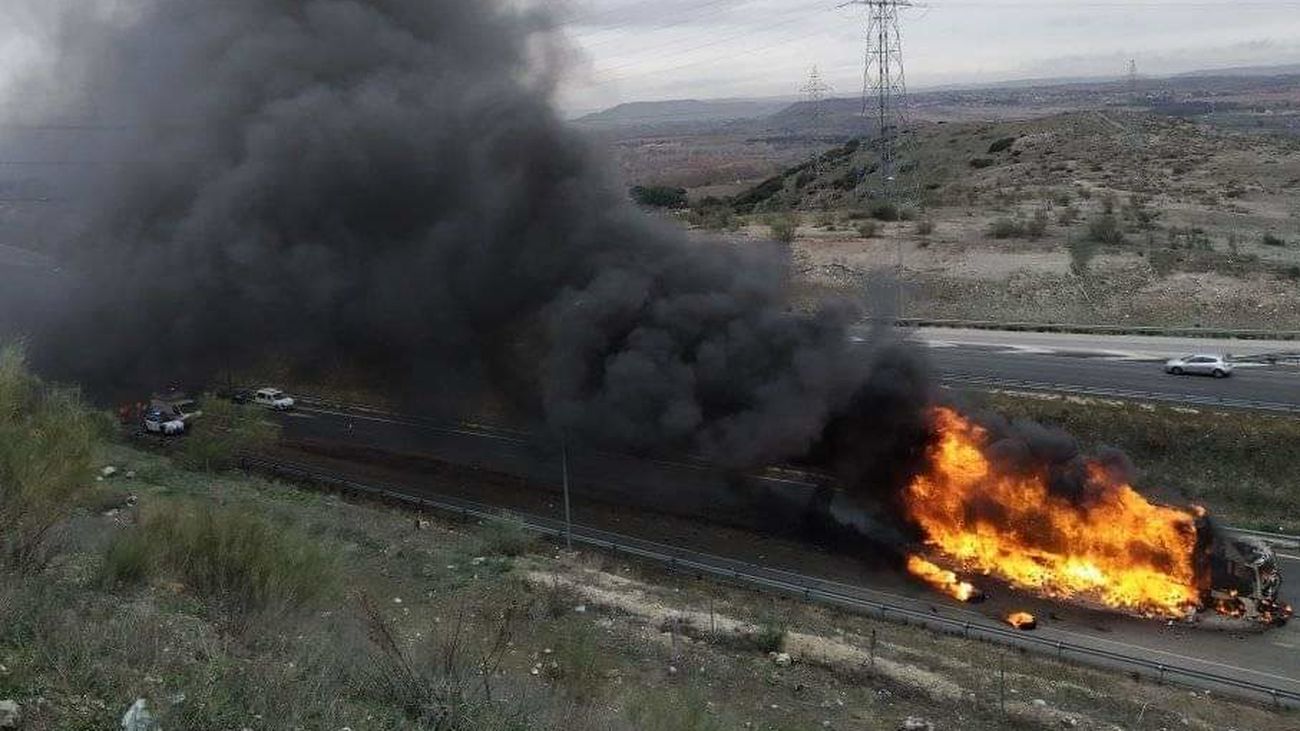 Imagen del vehículo incendiado en la M-50