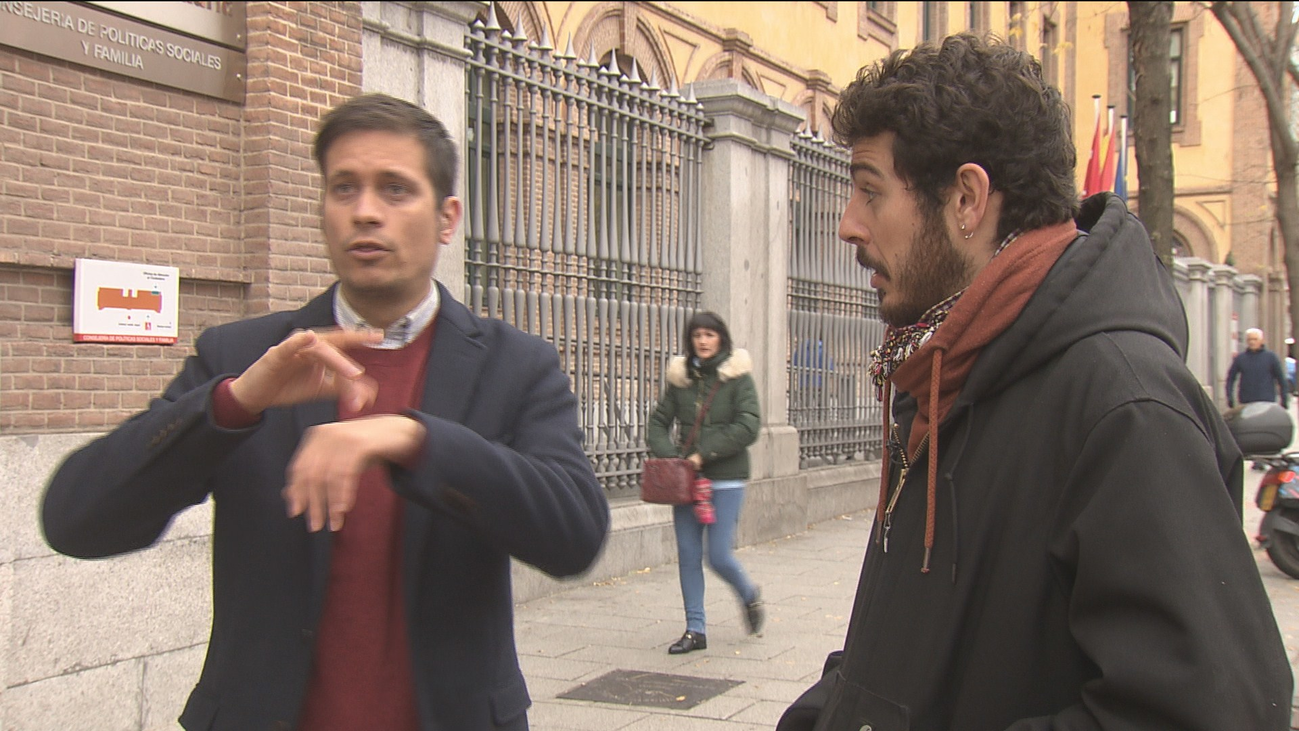 Intérpretes en lengua de signos y sus asesores sordos buscan una solución a su huelga en Madrid