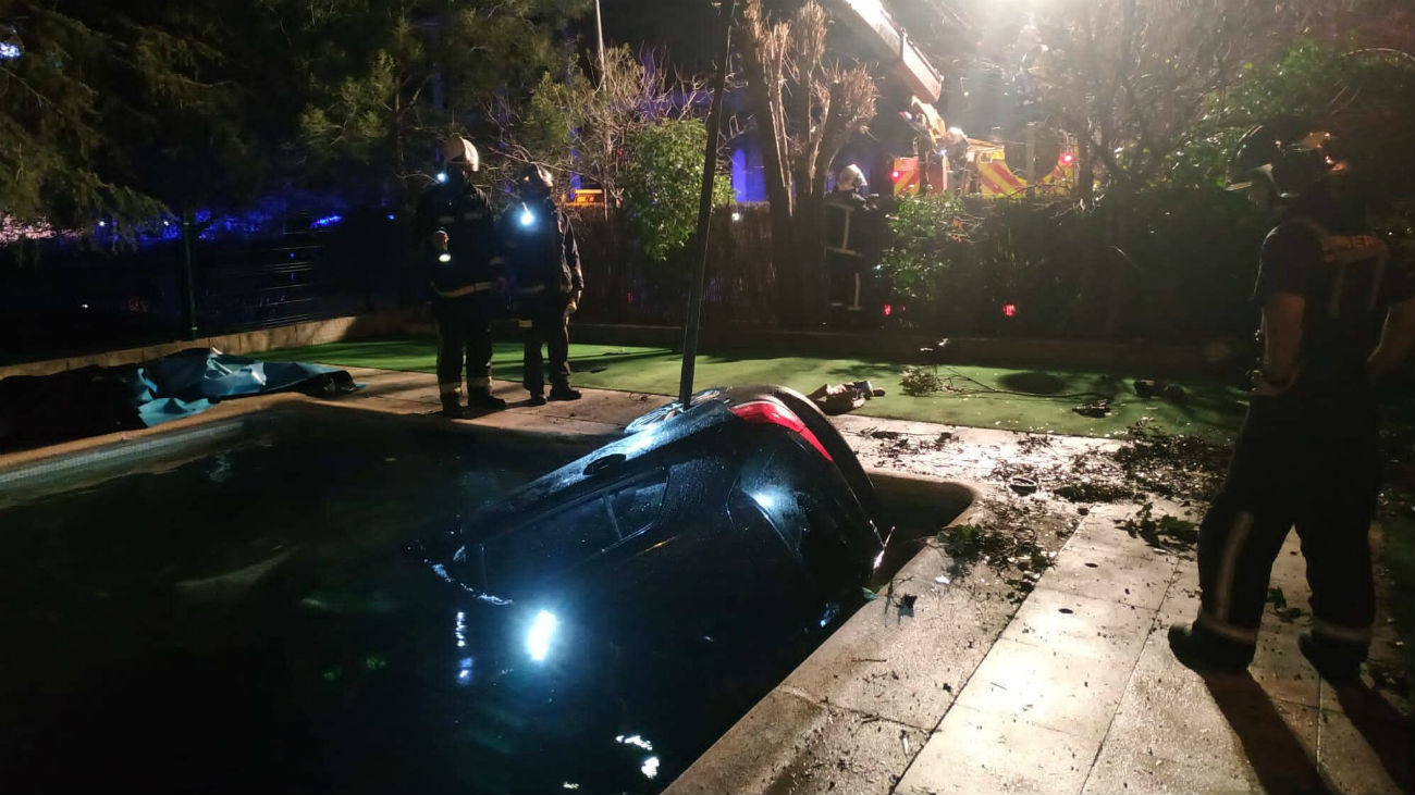 Coche dentro de la piscina