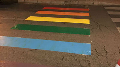 Críticas al Ayuntamiento de Valdemoro por eliminar un paso de peatones arcoíris