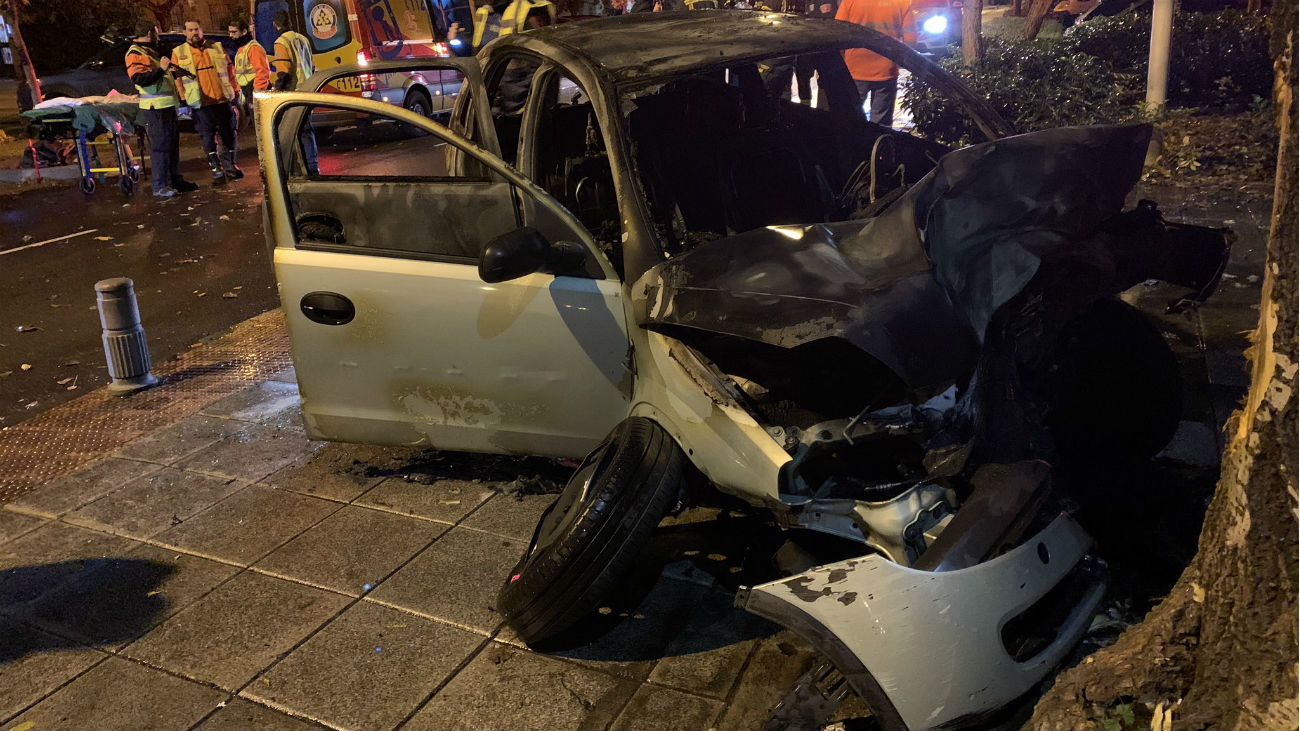 Escapa de un vehículo ardiendo tras estrellarse contra un árbol en Usera