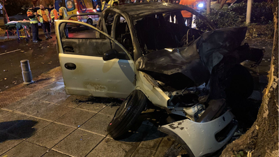 Escapa de un vehículo ardiendo tras estrellarse contra un árbol en Usera
