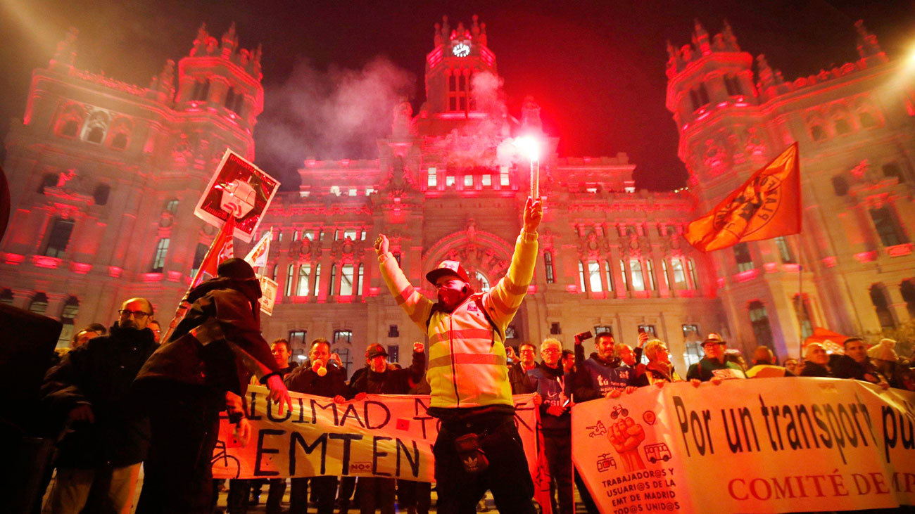 Empleados de la EMT se manifiestan en Gran Vía como colofón del paro de 24 horas