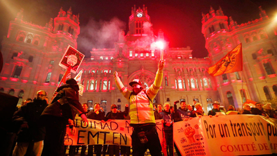 Empleados de la EMT se manifiestan en Gran Vía como colofón del paro de 24 horas