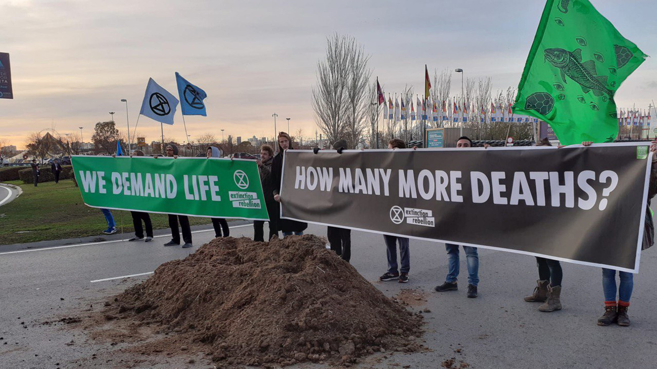 Activistas vuelcan un camión de estiércol ante Ifema: "Estamos en la mierda"