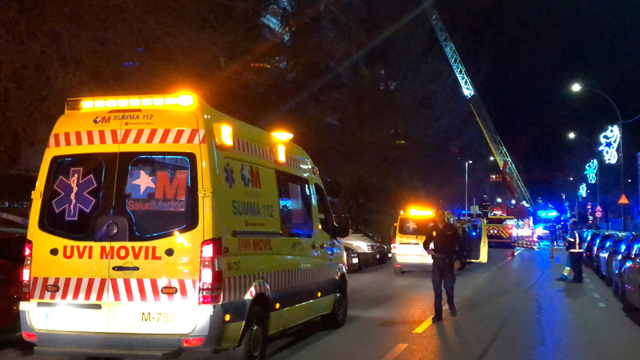 Trasladan al hospital a tres intoxicados en el incendio de Torrejón de Ardoz