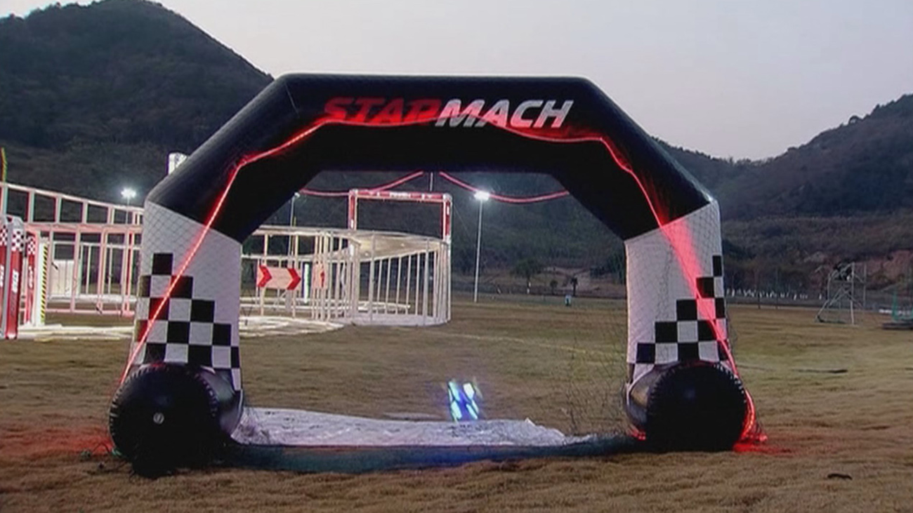 Carreras y acrobacias espectaculares en el campeonato mundial de drones de China