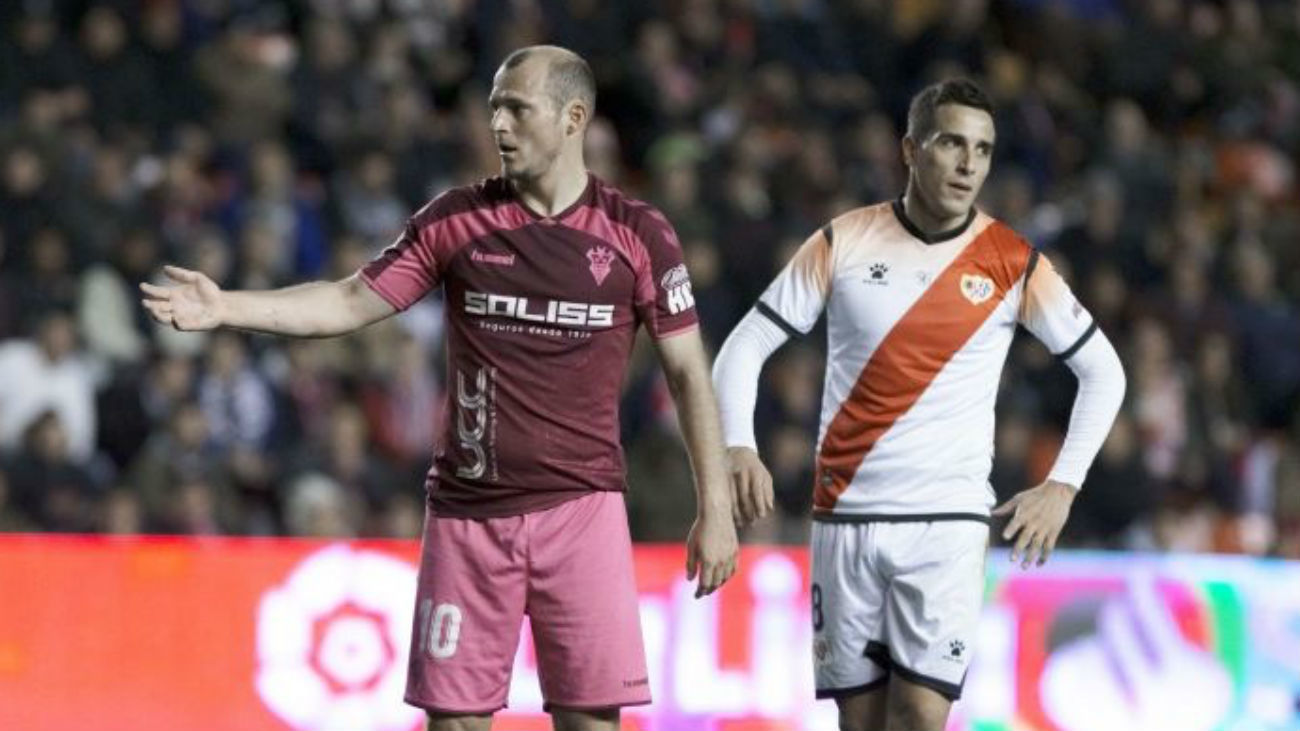 Suspendido el partido entre el Rayo y el Albacete por insultos a Zozulia