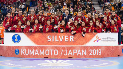 29-30.  Las 'Guerreras',  plata con sabor a oro en un polémico final