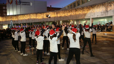 Los tricantinos se dan cita en la 'Avenida de la Ilusión' para dar la bienvenida a la Navidad