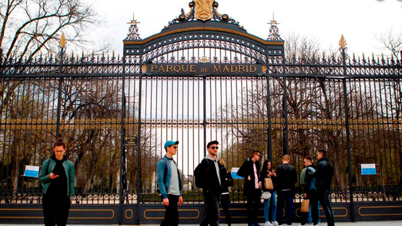 Puerta cerrada en el parque del Retiro