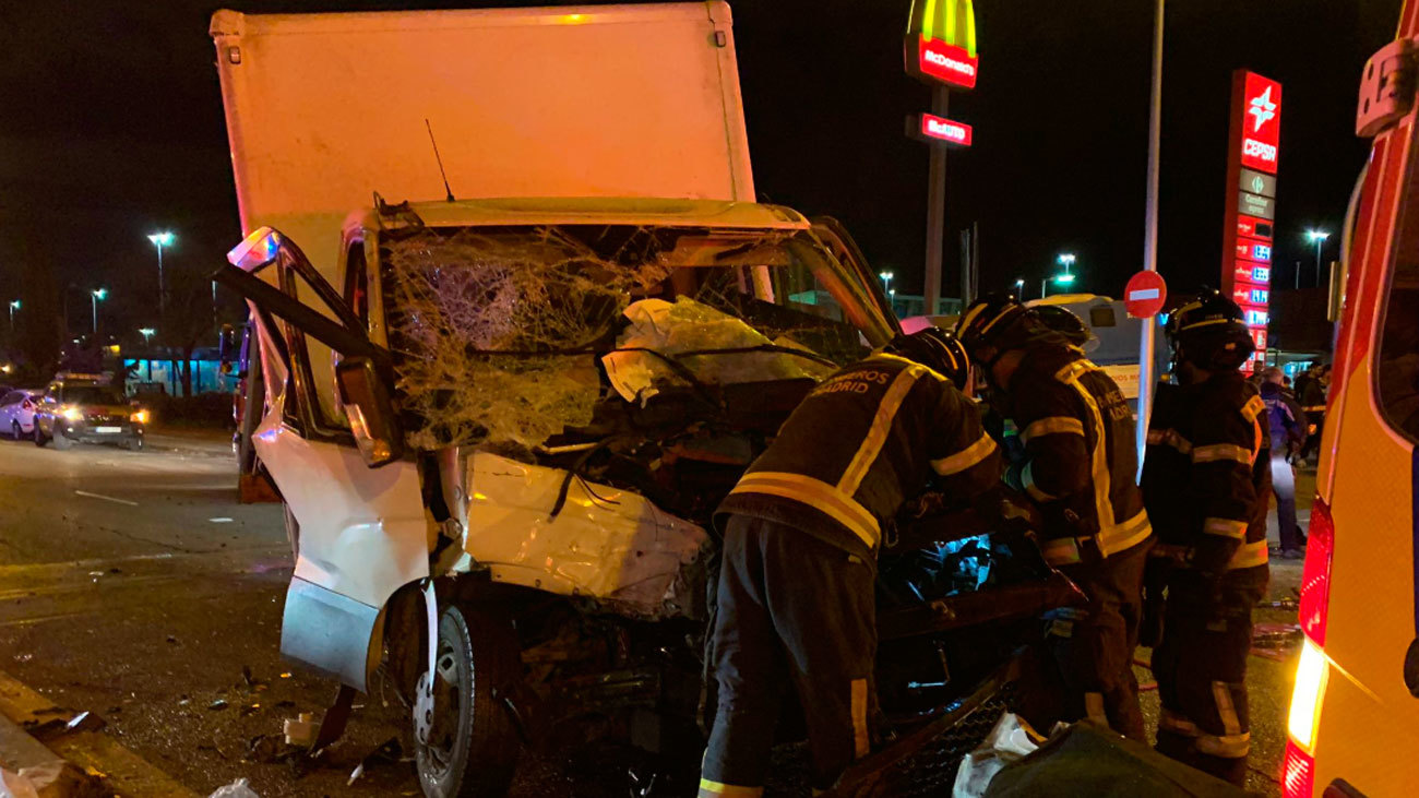 Seis heridos al chocar una furgoneta y un autobús EMT en la Avenida de Los Poblados