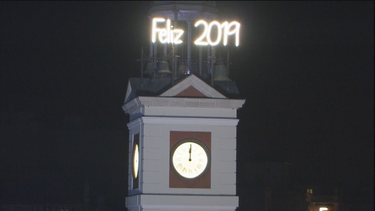 El reloj de la Puerta del Sol se prepara para celebrar la Nochevieja