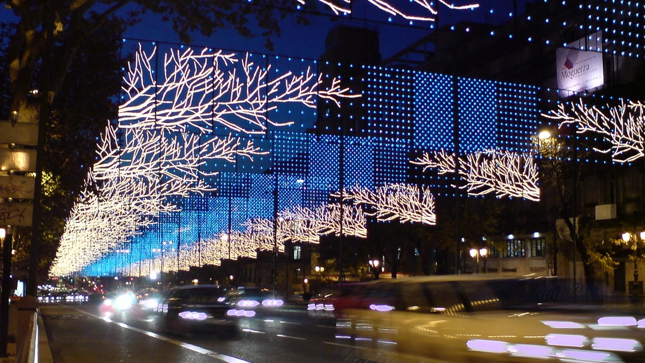 Los mayores de Madrid ya pueden subirse al Taxiluz y ver el alumbrado navideño