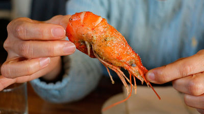 ¿Son alarmistas consejos como el de no chupar las cabezas de las gambas?