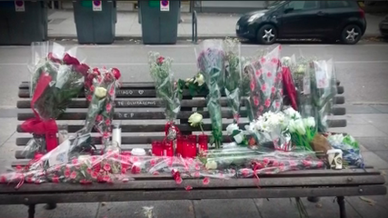 Vecinos de Aluche recuerdan a un 'sintecho' fallecido con flores y velas en el banco donde vivía