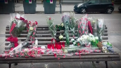 Vecinos de Aluche recuerdan a un 'sintecho' fallecido con flores y velas en el banco donde vivía