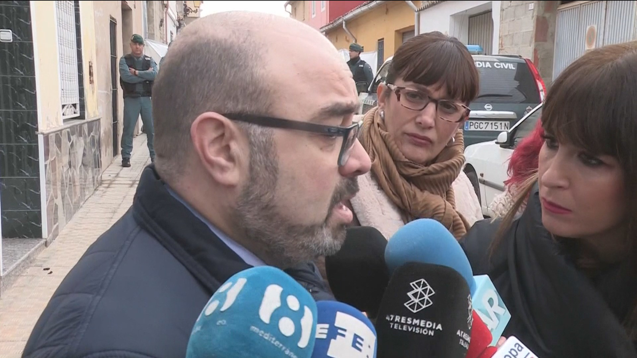 La Guardia Civil inspecciona el baño de la casa donde pudo ser descuartizada Marta Calvo