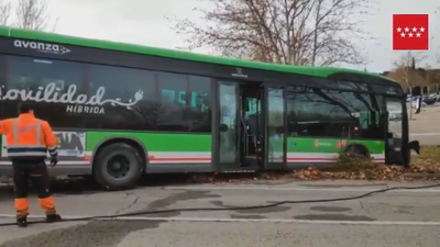 Herida una mujer en Villaviciosa en el accidente de un autobús tras el mareo del conductor