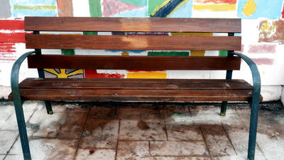 El Ayuntamiento de Móstoles instala 'bancos de la amistad' contra el acoso escolar