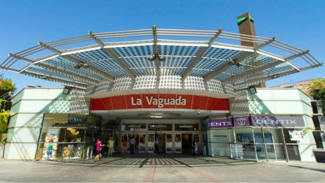 Caída de unos falsos techos por acumulación de agua en el centro comercial La Vaguada