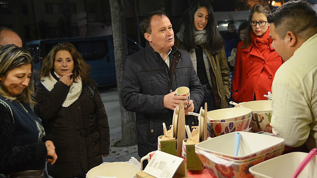 El alcalde de Coslada visita el 'Mercado de las Tres Culturas'