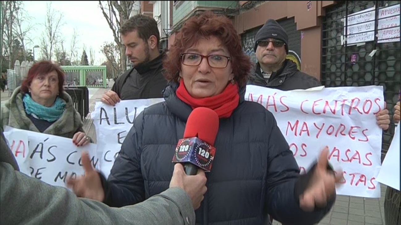 Vecinos de Aluche se movilizan contra la apertura de un local de apuestas a 25 metros de un colegio