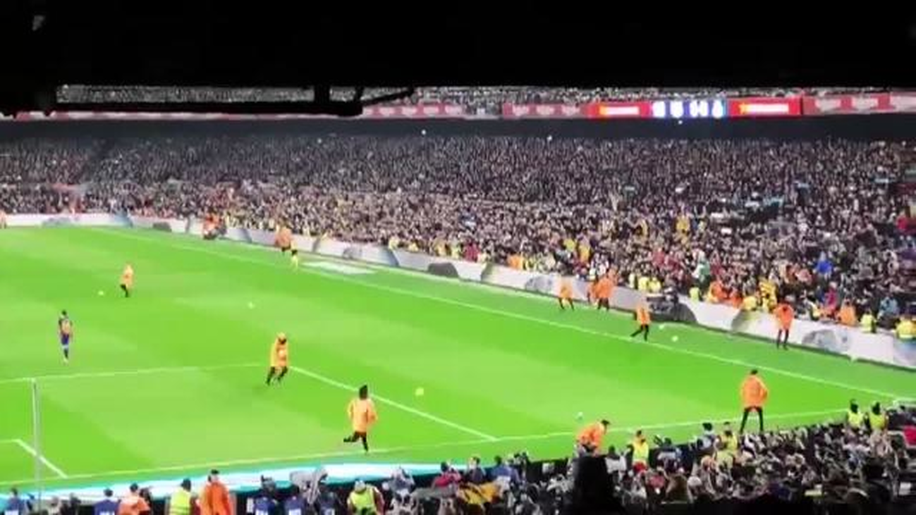 Lanzan decenas de pelotas amarillas en el minuto 55
