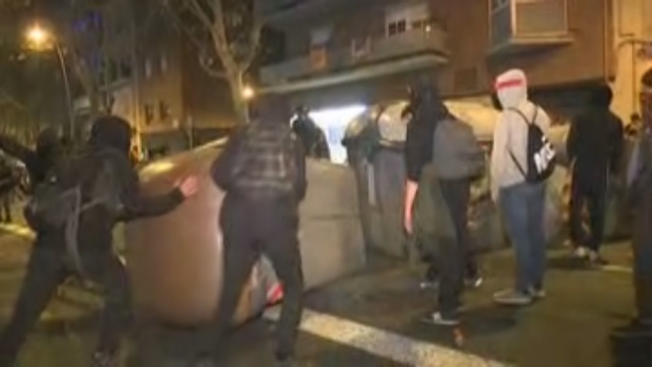 Los Mossos cargan contra los radicales en el exterior del Nou Camp
