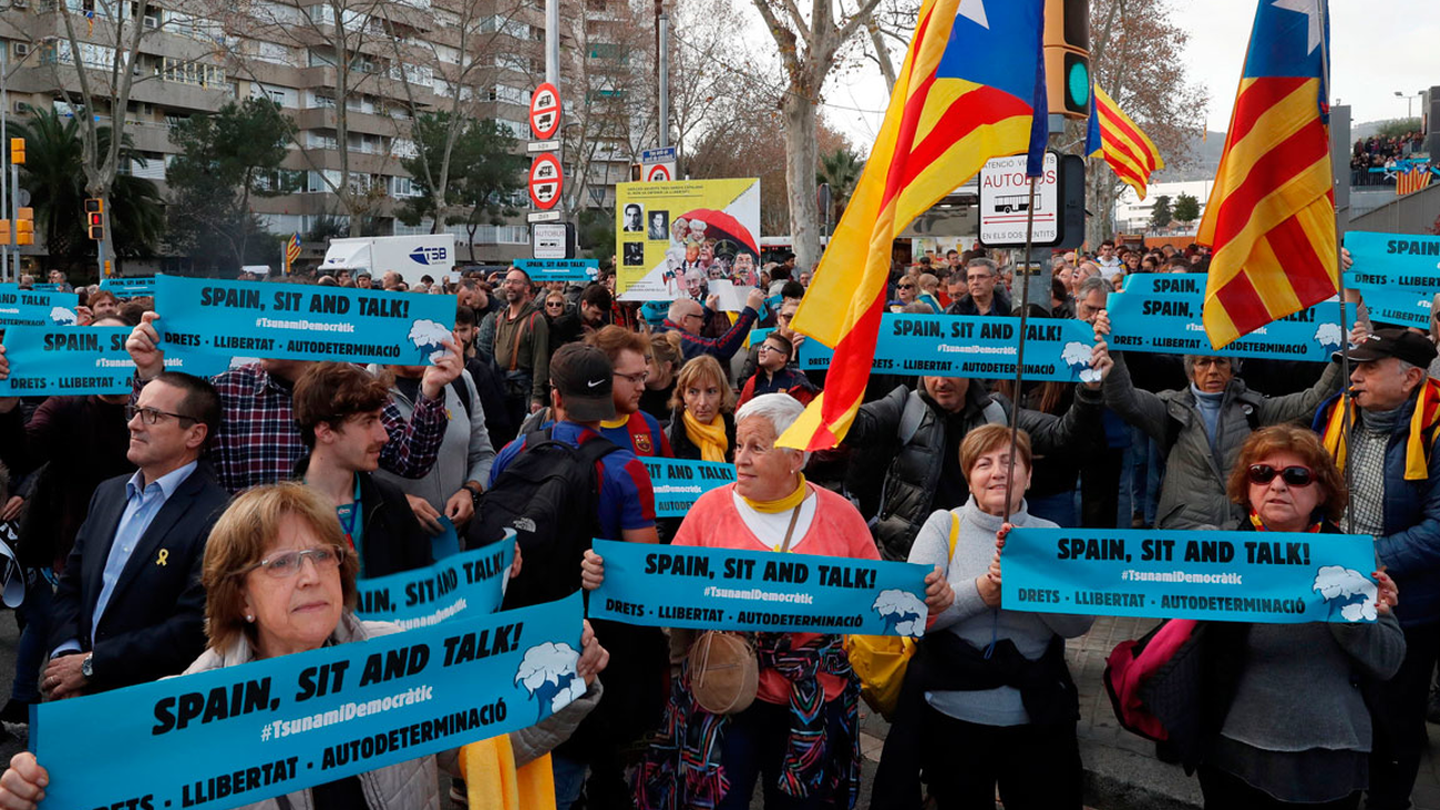 Unas 5.000 personas cortan la Diagonal antes del clásico