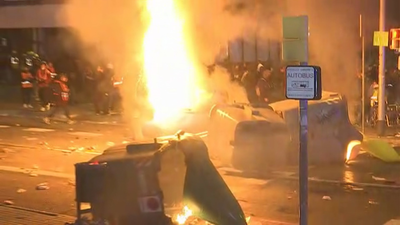 Los radicales incendian barricadas a las puertas del Nou Camp