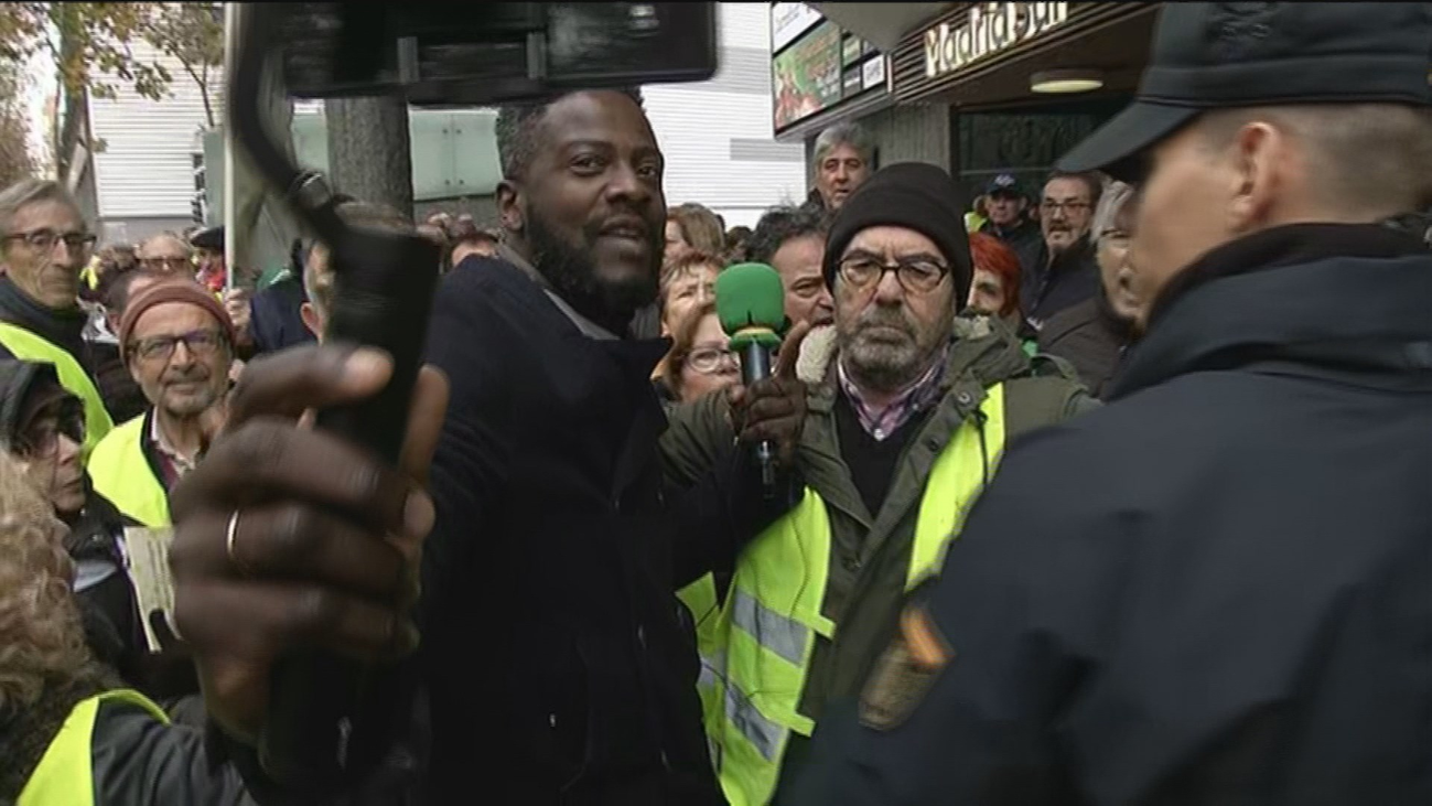 Tensión entre los pensionistas congregados en la Asamblea y un militante de Vox