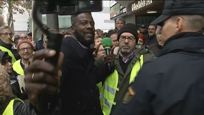 Tensión entre los pensionistas congregados en la Asamblea y un militante de Vox