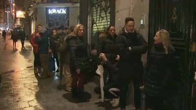 Colas interminables y también de madrugada para comprar lotería en Doña Manolita