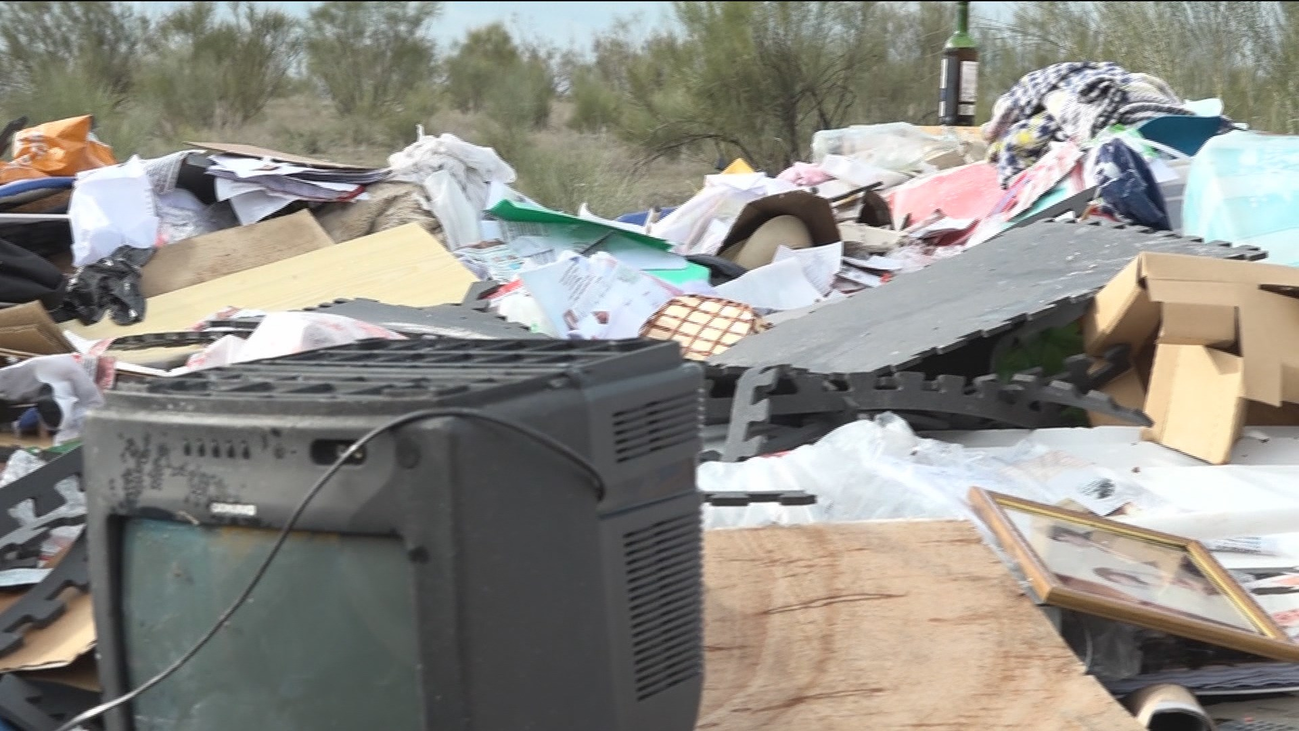 La pesadilla de vivir frente a un vertedero ilegal en Villaviciosa de Odón