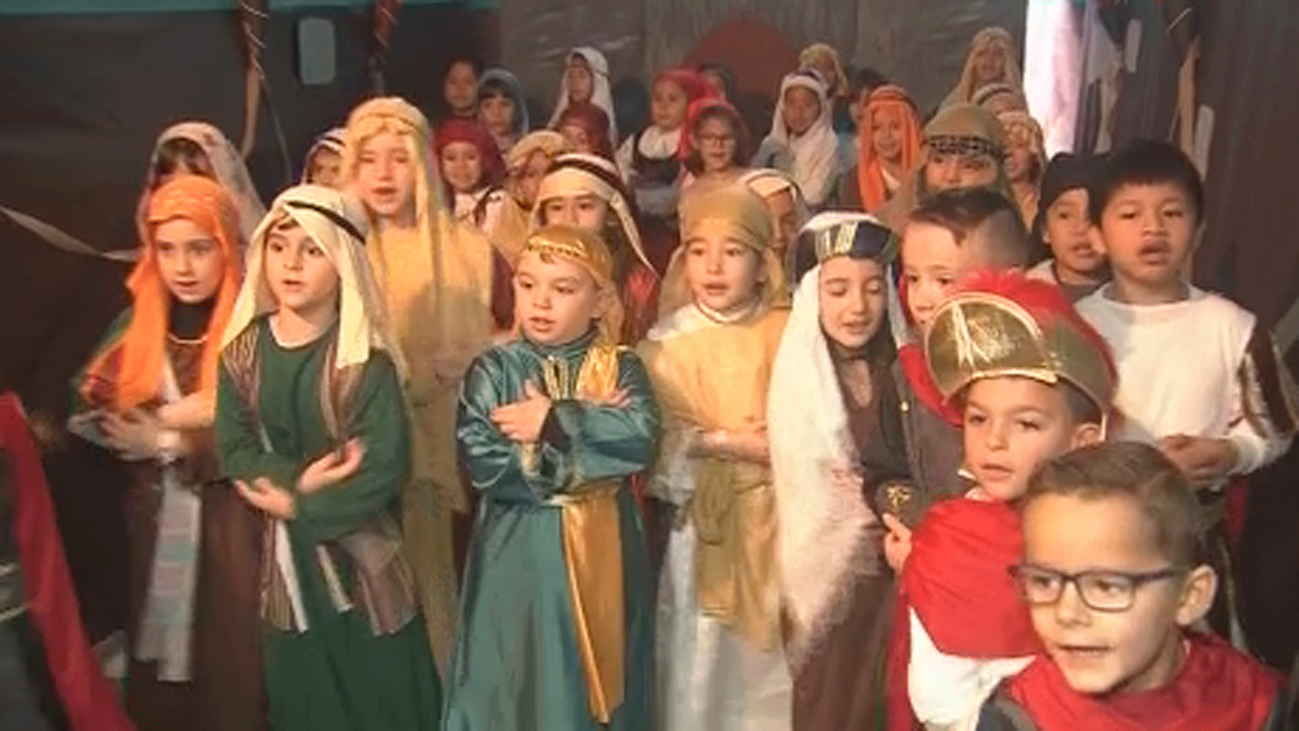 Los niños del colegio López Vicuña escenifican un gran Belén viviente