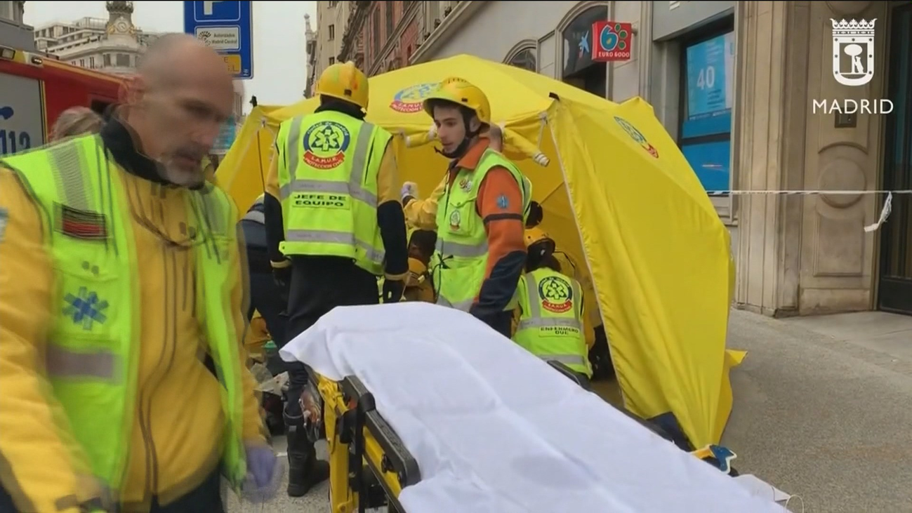 Herida grave en la calle Alcalá tras caerle cascotes de una cornisa de la Consejería de Cultura