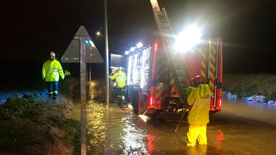 Los bomberos realizan más de 85 salidas por las fuertes lluvias y el viento
