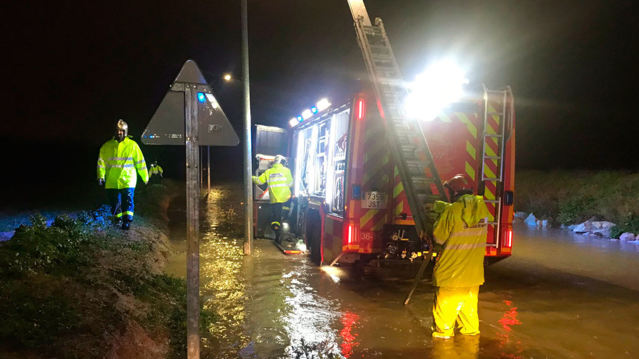 Los bomberos realizan más de 85 salidas por las fuertes lluvias y el viento