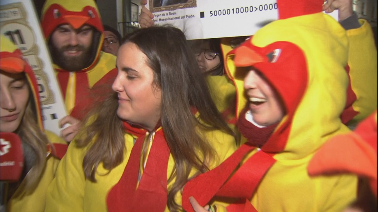 Disfraces y ambiente festivo para vivir el sorteo de la lotería