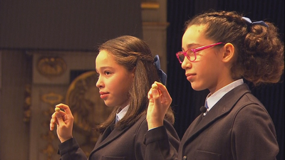 Noura y Elisabeth, las niñas que han cantado el 'Gordo'