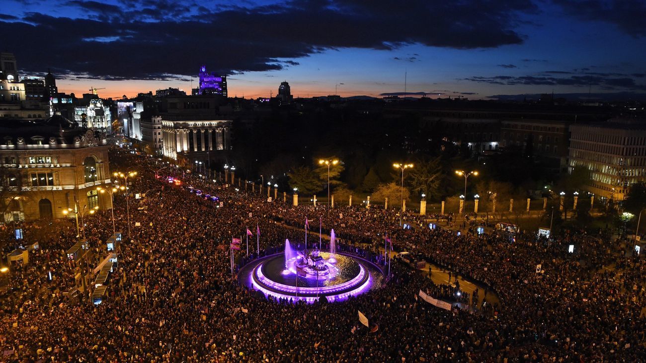 Miles de personas rodean la Cibeles en la manifestación del 8-M