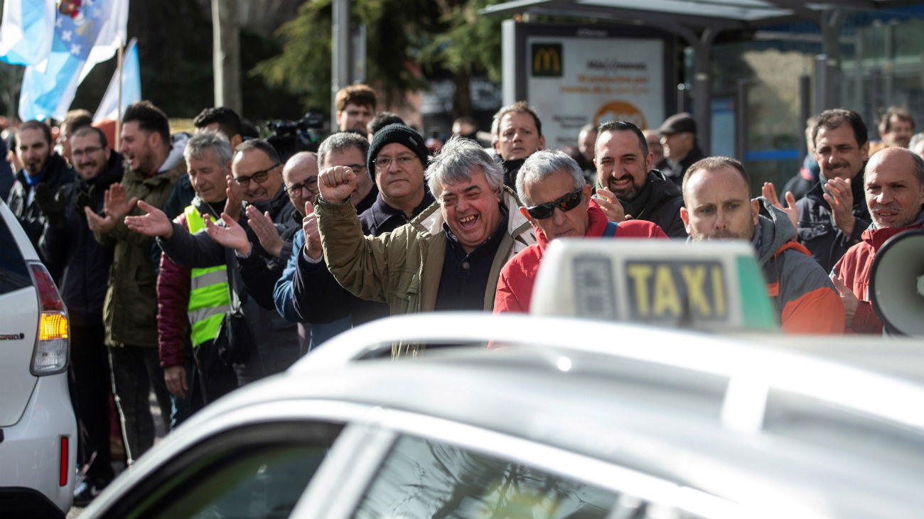 Numerosos taxistas que se manifiestan por el centro de Madrid
