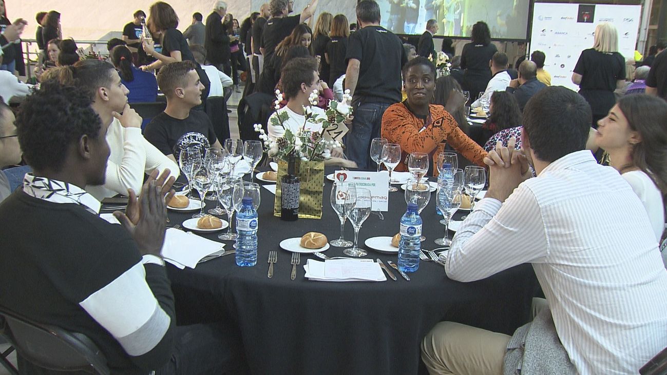 Chefs de renombre y 500 voluntarios sirven cena a mil comensales sin recursos