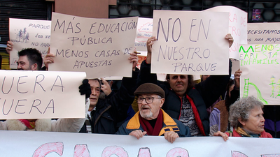 Vecinos de Aluche se concentran para impedir la apertura de un local de apuestas cerca de un colegio