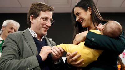 Almeida y Villacís entregan juguetes en dos centros de acogida de Samur Social